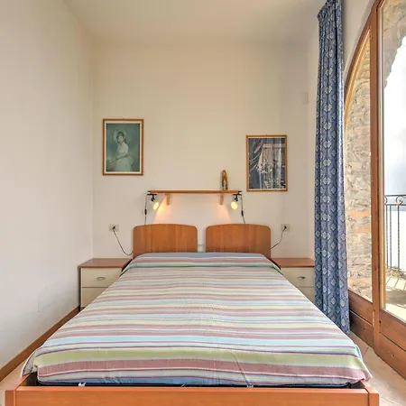 Wonderful Flat With Swimming Pool Lift And Garden Gravedona