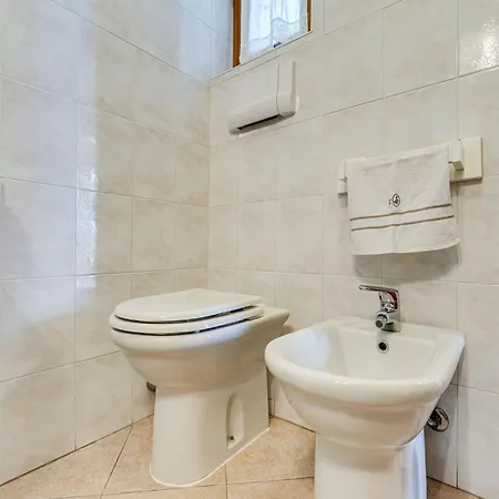 Wonderful Flat With Swimming Pool Lift And Garden Apartment *