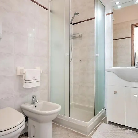 アパート Wonderful Flat With Swimming Pool Lift And Garden グラヴェドーナ