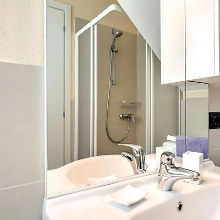 Wonderful Flat With Swimming Pool Lift And Garden グラヴェドーナ